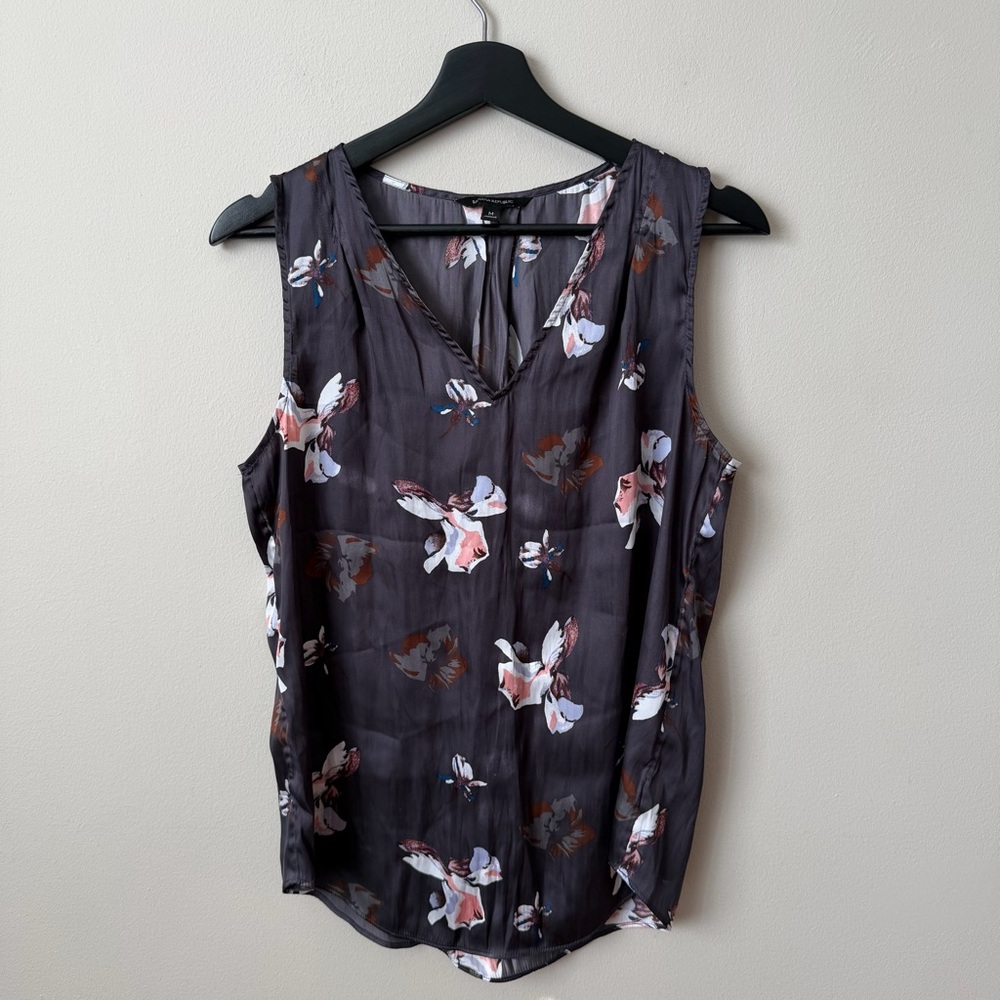 Banana Republic Sleeveless Floral Silky V-Neck Blouse Size M Gray Black